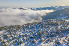 Les chalets de la Pierre Saint Martin avec la neige (vue aérienne)//The Pierre Saint Martin chalets with snow (aerial view)