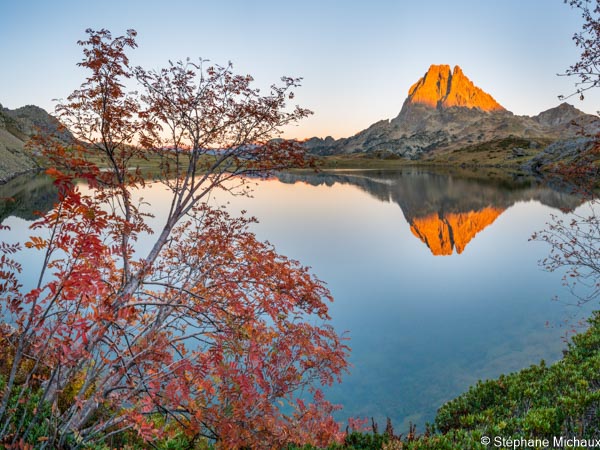 Tableau photo paysage, décoration murale pic du midi d'Ossau en automne avec le coucher de soleil se reflétant sur le lac d'Ayous et un arbuste coloré. Pyrénées, montagne.