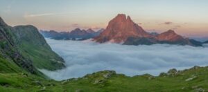 Décoration murale tableau paysage nature - Tableau photo du Pic du Midi d'Ossau avec un coucher de soleil et une mer de nuages, idéal pour embellir votre intérieur avec une vue majestueuse sur la montagne.
