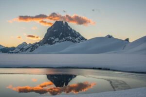 Pic du midi d'Ossau l'hiver enneigé avec un nuage doré béret béarnais. Tableau photo. Pyrénées, montagne.