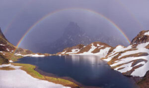 Arc en ciel, pic du midi d'Ossau, sommet emblématique des Pyrénées, montagne, lac d'Ayous au printemps avec les névés. Tableau photo. Pyrénées, montagne.