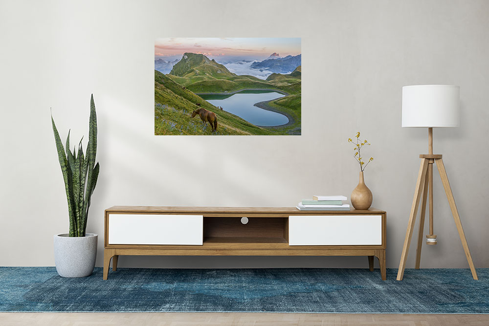 Lac en forme de cœur du Montagnon d'Iseye, chevaux, et pic du midi d'Ossau au coucher de soleil.Tableau photo paysage, décoration murale. Pyrénées, montagne. – Image 4
