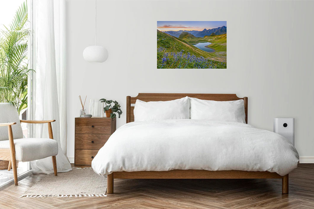 Lac en forme de cœur du Montagnon d'Iseye, et les fleurs chardons bleus.Tableau photo paysage, décoration murale. Pyrénées, montagne. – Image 3