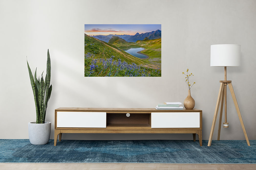 Lac en forme de cœur du Montagnon d'Iseye, et les fleurs chardons bleus.Tableau photo paysage, décoration murale. Pyrénées, montagne. – Image 4